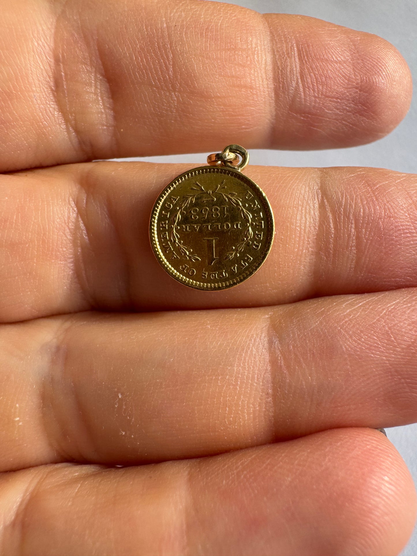 תליון מטבע זהב אמריקאי משנת 1853, דולר זהב עם דיוקן Liberty Head.