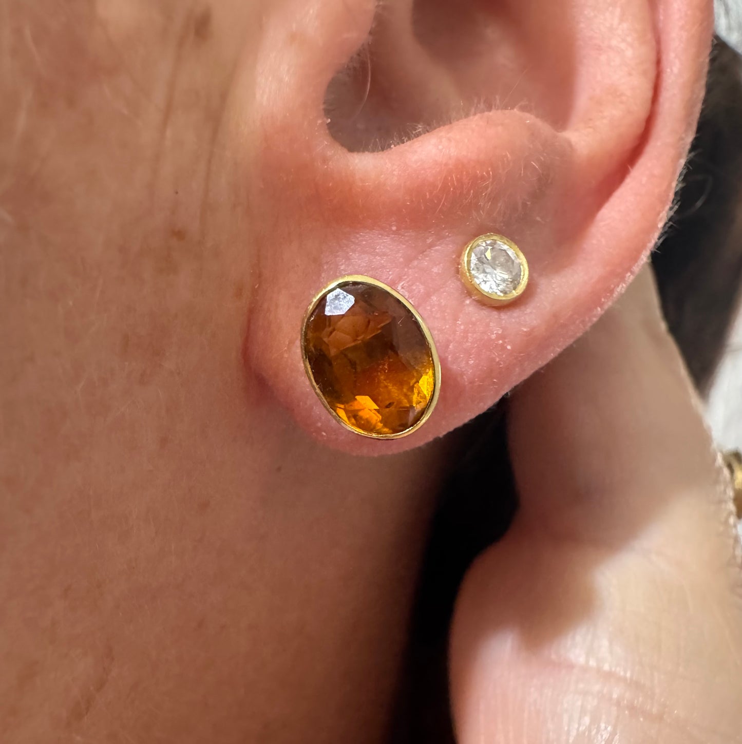 עגילי זהב צהוב 14 קראט משובצים אבני סיטרין כתומות ומבריקות.