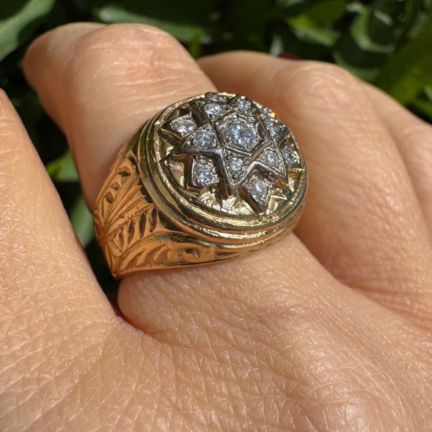 18K gold ring set with Diamonds