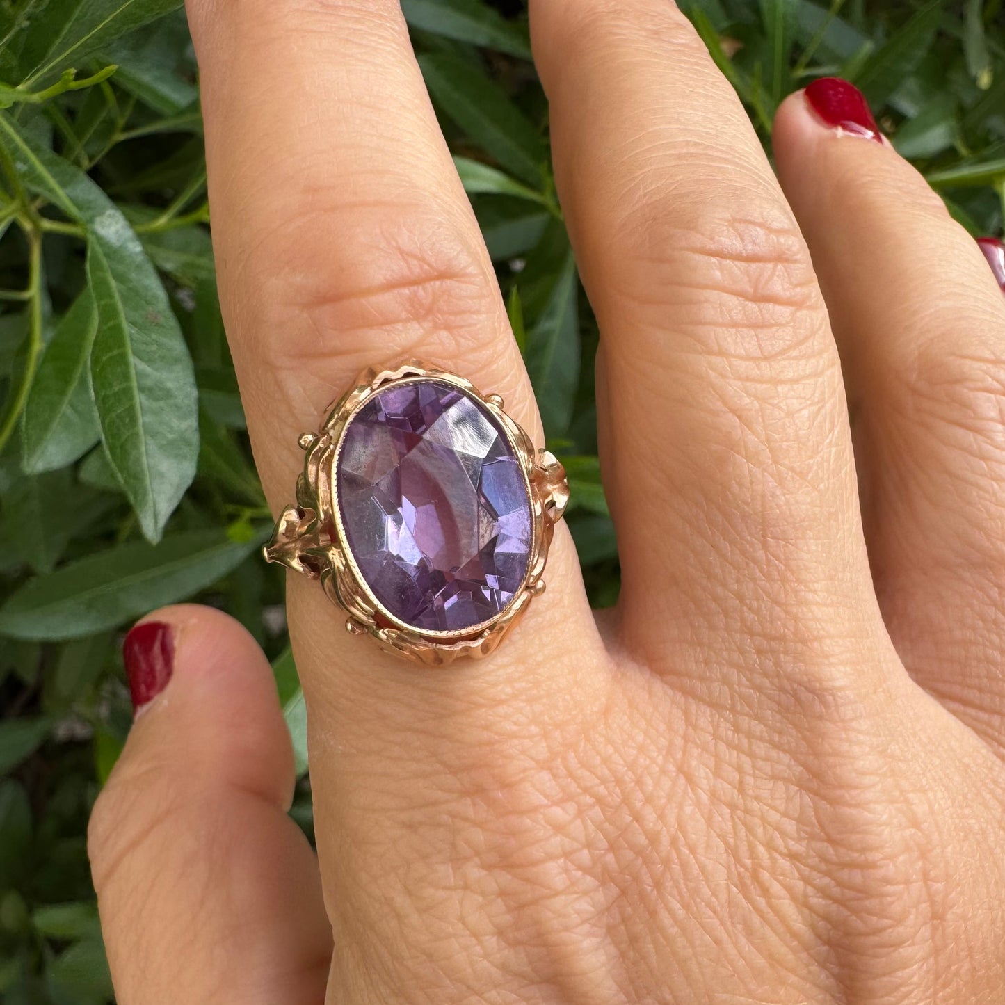 טבעת זהב אדום 14 קראט משובצת אמטיסט בגוון סגול עמוק .