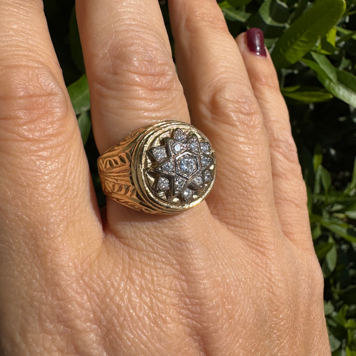 18K gold ring set with Diamonds