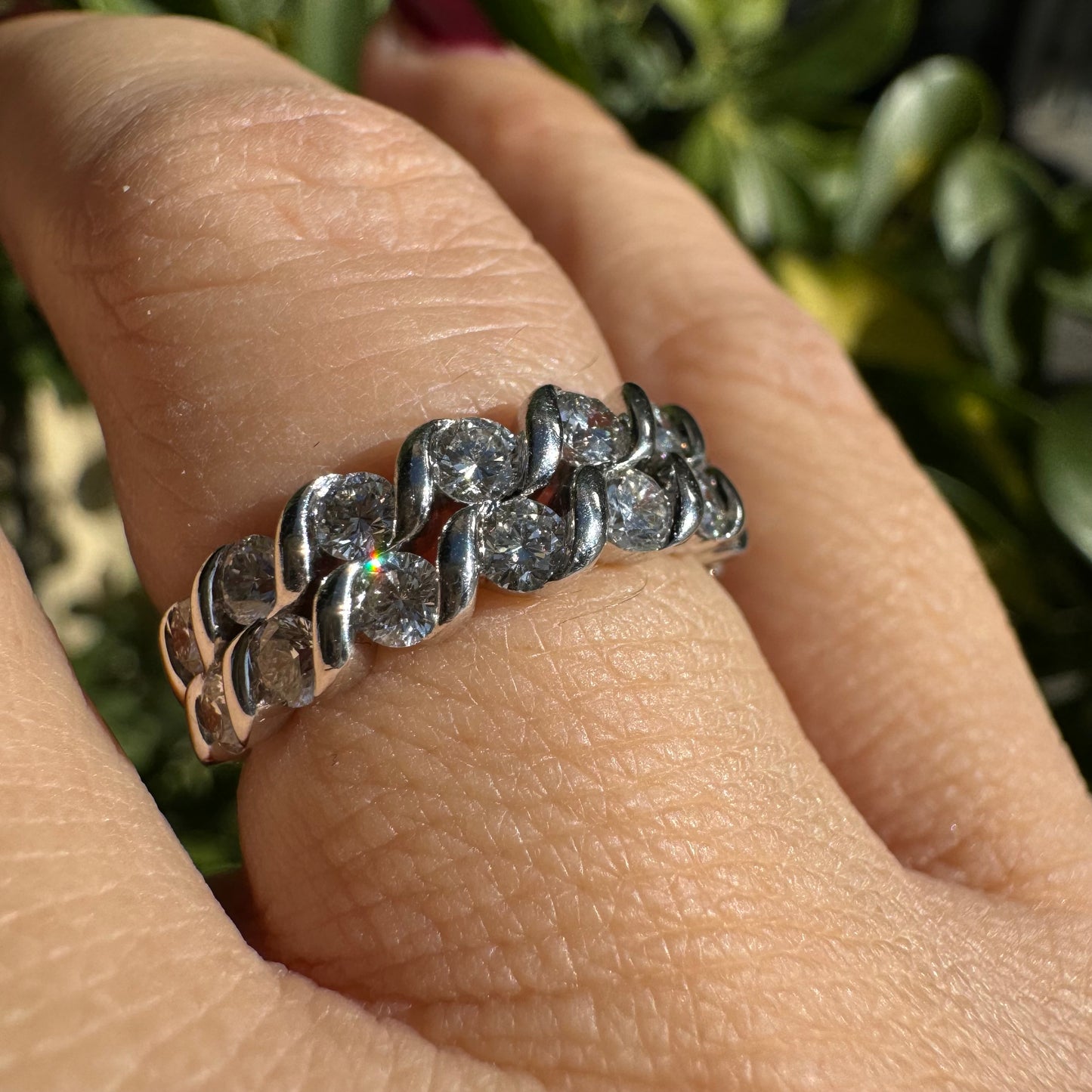 טבעת זהב לבן 14 קראט משובצת יהלומים אלגנטית, בעיצוב “שרשרת” עם שיבוץ שתי שורות של יהלומים עגולים בברק מרשים.