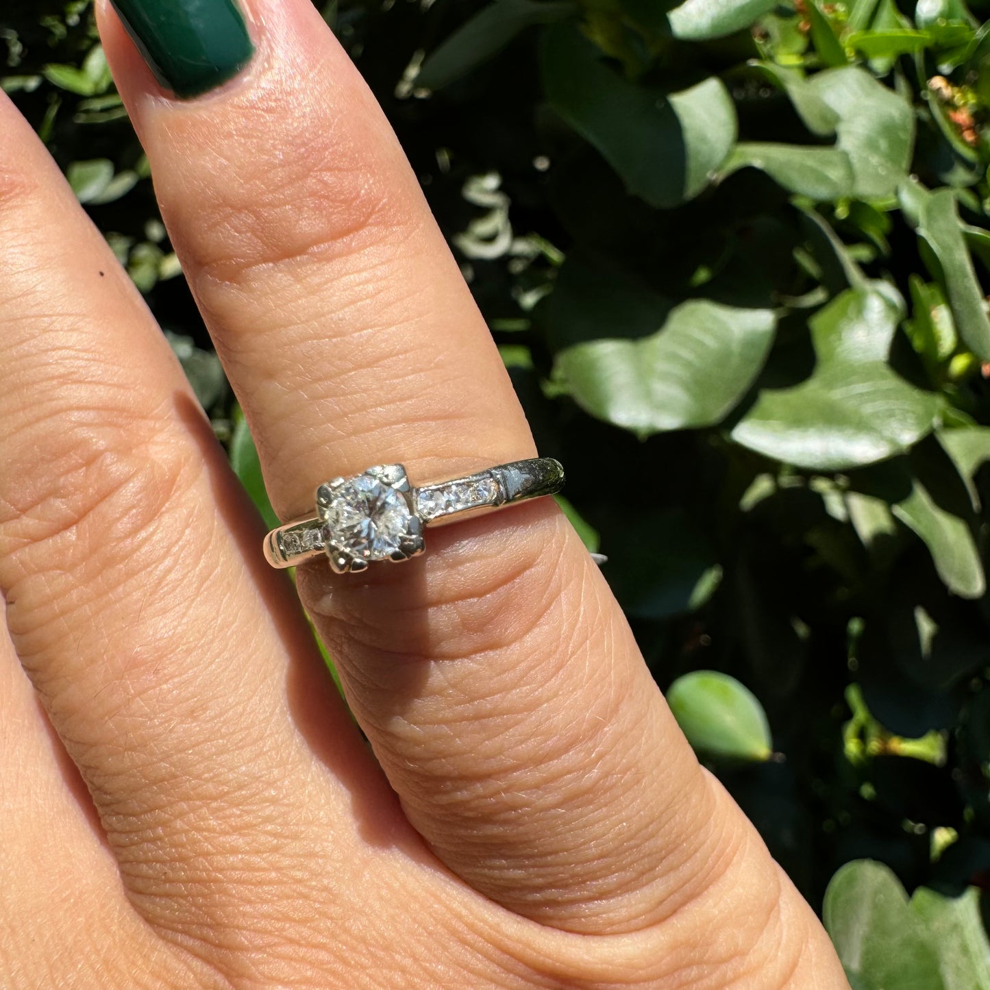 טבעת זהב לבן 14 קראט משובצת יהלום מרכזי ויהלומים בצדדים