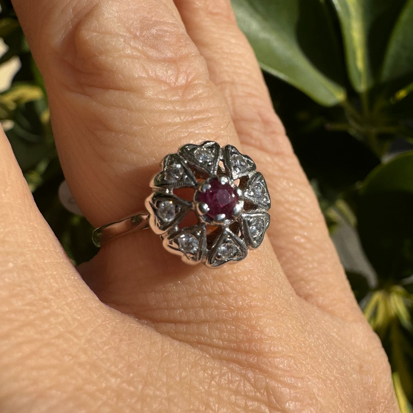 טבעת זהב לבן 14 קראט משובצת אבן רובי ויהלומים