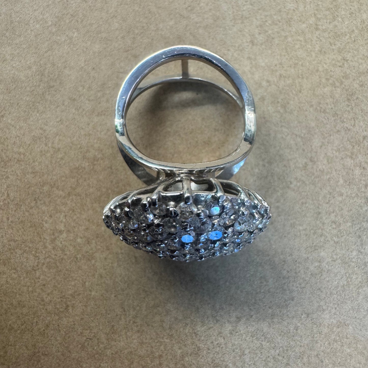 טבעת זהב לבן 18 קראט משובצת יהלומים באפקט פאבה שבו האבנים משובצות בצורה צפופה ומכסות את כל השטח