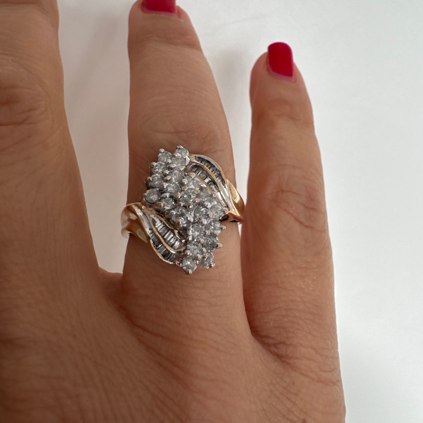 טבעת זהב צהוב 10 קראט משובצת יהלומים, בעיצוב עשיר ומרשים עם נוכחות מובהקת.