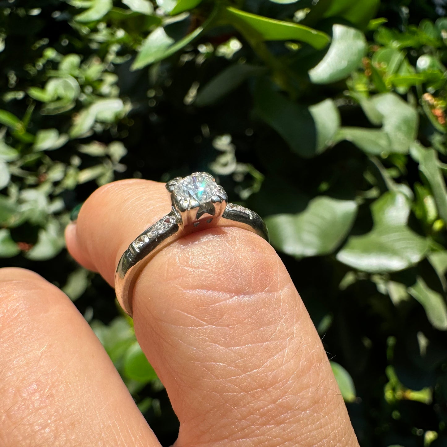 טבעת זהב לבן 14 קראט משובצת יהלום מרכזי ויהלומים בצדדים