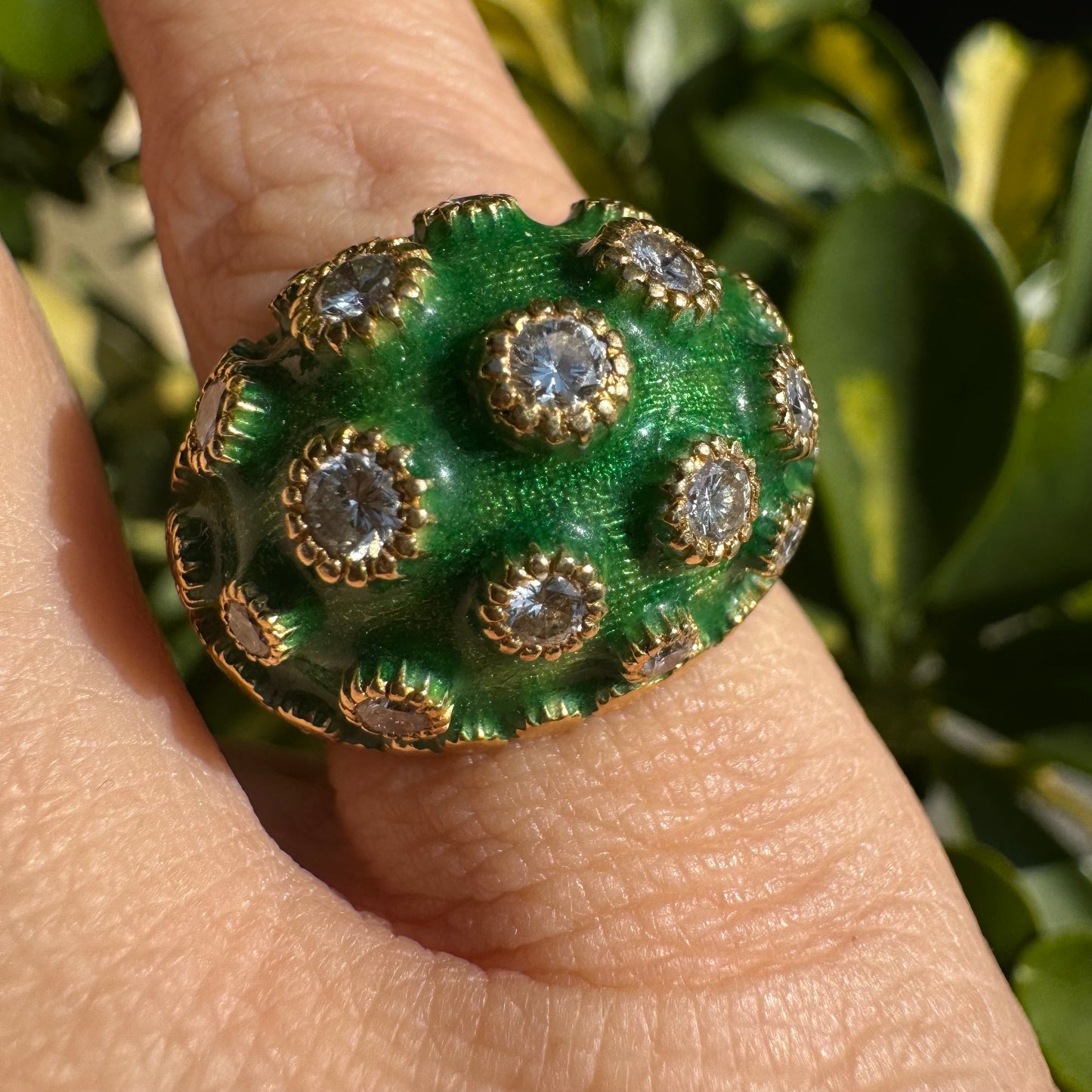 טבעת זהב צהוב 18 קראט משובצת יהלומים ואמייל ירוק