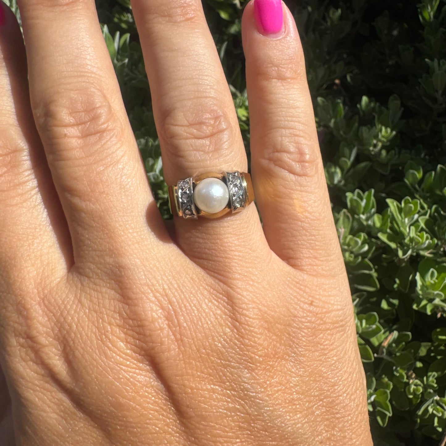18K gold ring set with a central round Pearl & Diamonds.