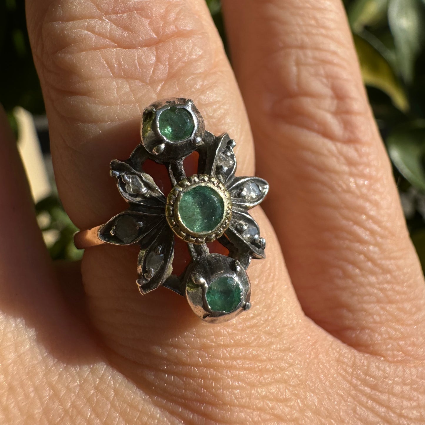 טבעת זהב צהוב ולבן 14 קראט משובצת אבני אמרלד ויהלומים