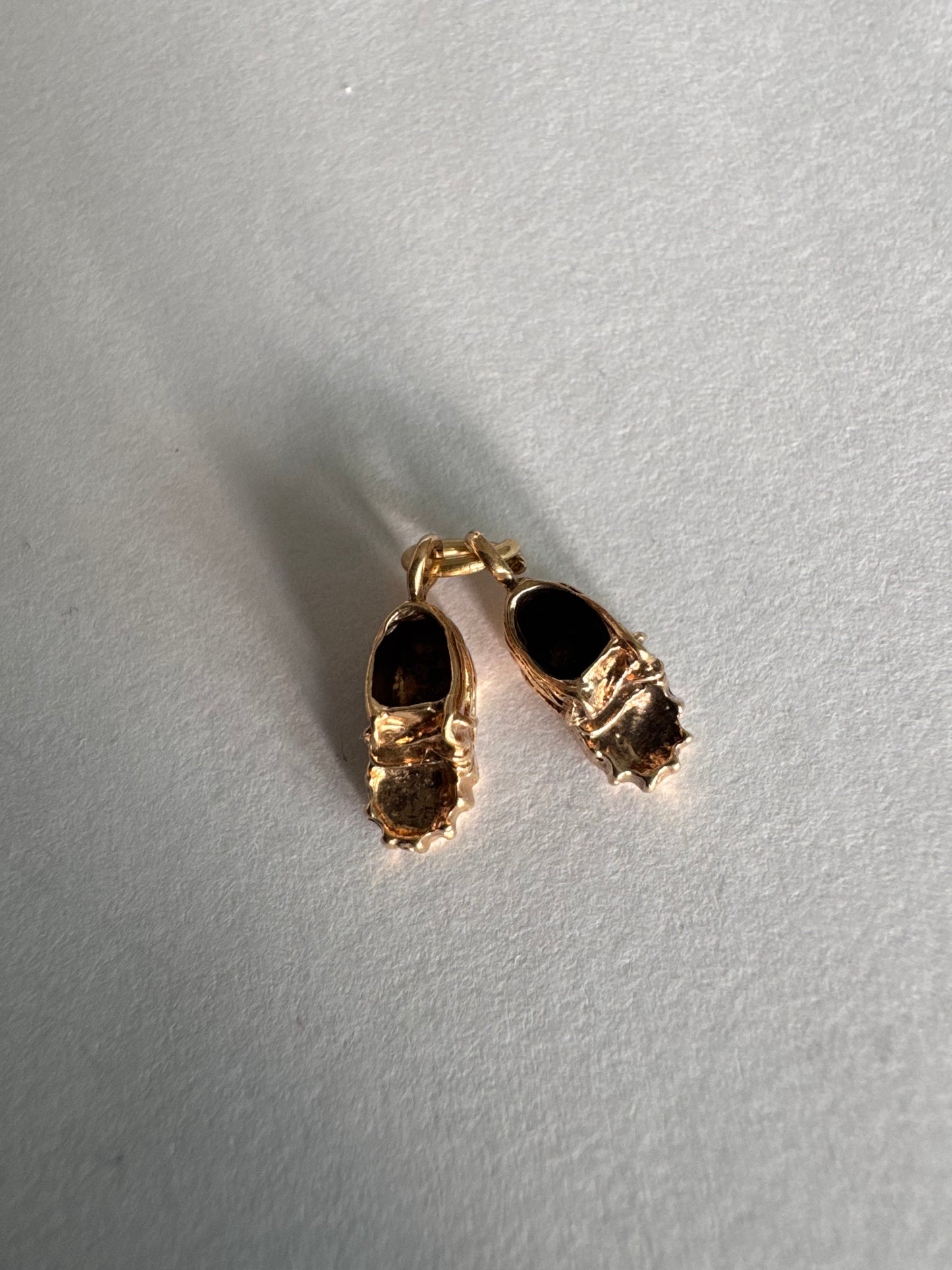 תליון זהב 10 קראט בצורת נעלי “צעד ראשון” של תינוק.