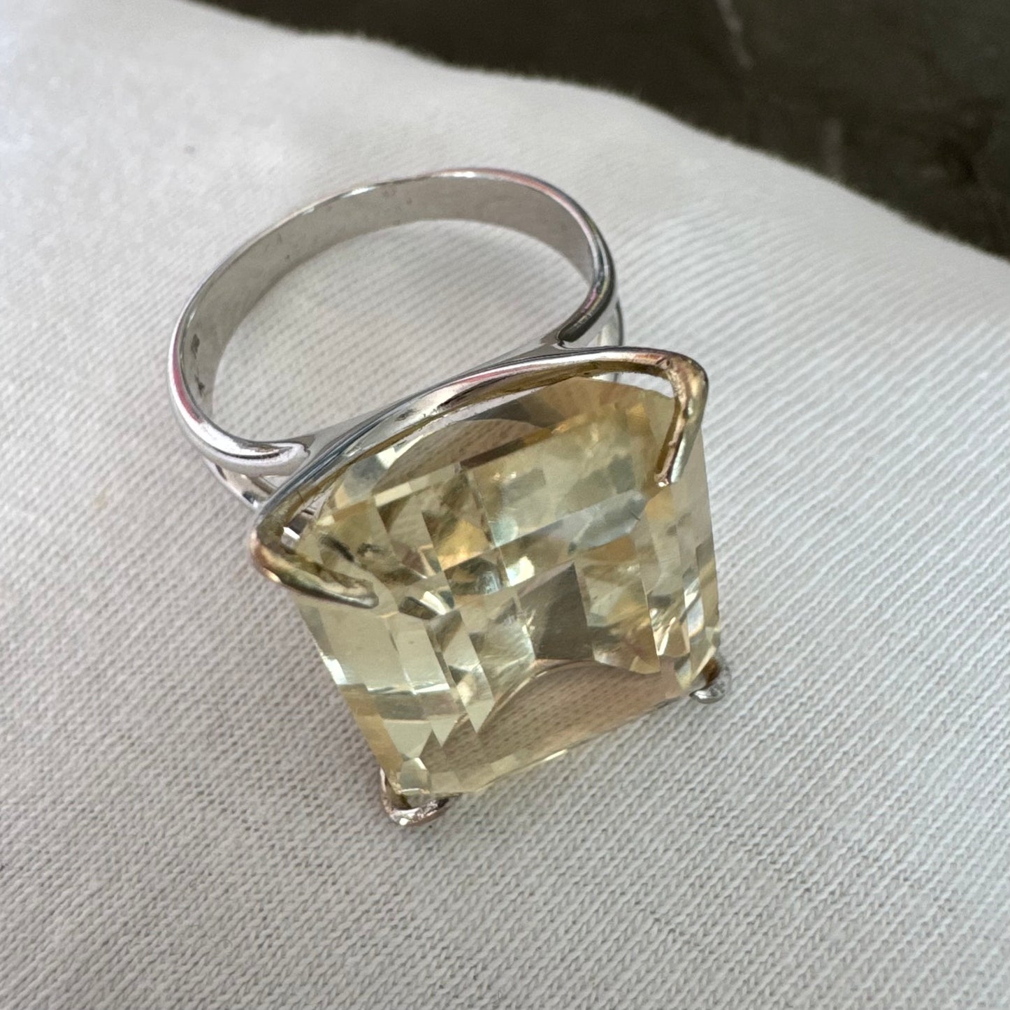 טבעת זהב לבן 18 קראט בעיצוב אלגנטי של H. Stern, משובצת אבן קוורץ גדולה בחיתוך מלבני .