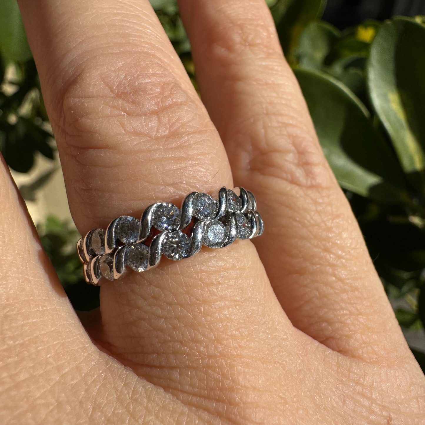 טבעת זהב לבן 14 קראט משובצת יהלומים אלגנטית, בעיצוב “שרשרת” עם שיבוץ שתי שורות של יהלומים עגולים בברק מרשים.