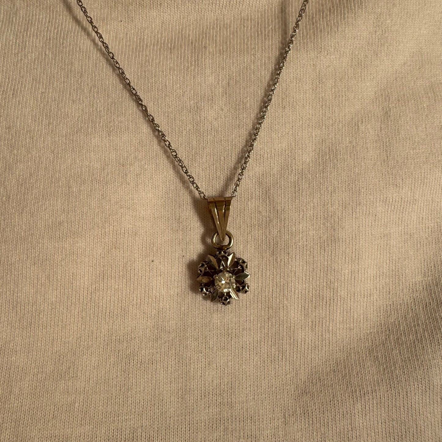 14K gold pendant set with a central Diamond, designed in a delicate flower motif