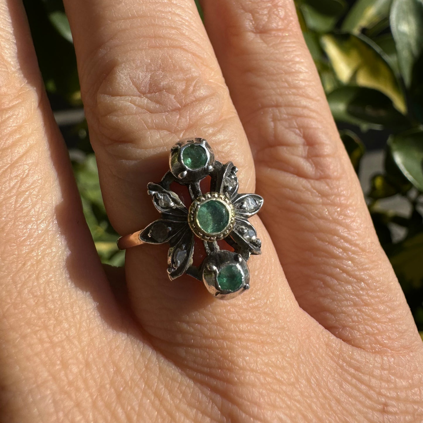 טבעת זהב צהוב ולבן 14 קראט משובצת אבני אמרלד ויהלומים