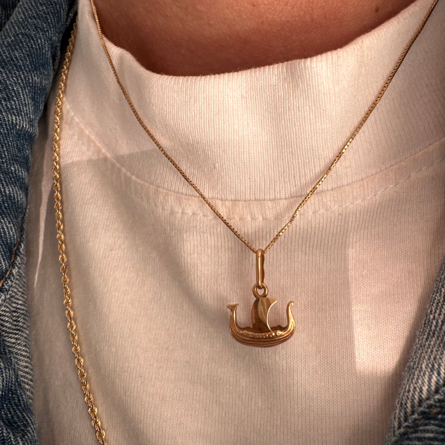 שרשרת ותליון ספינה מזהב 14 קראט.