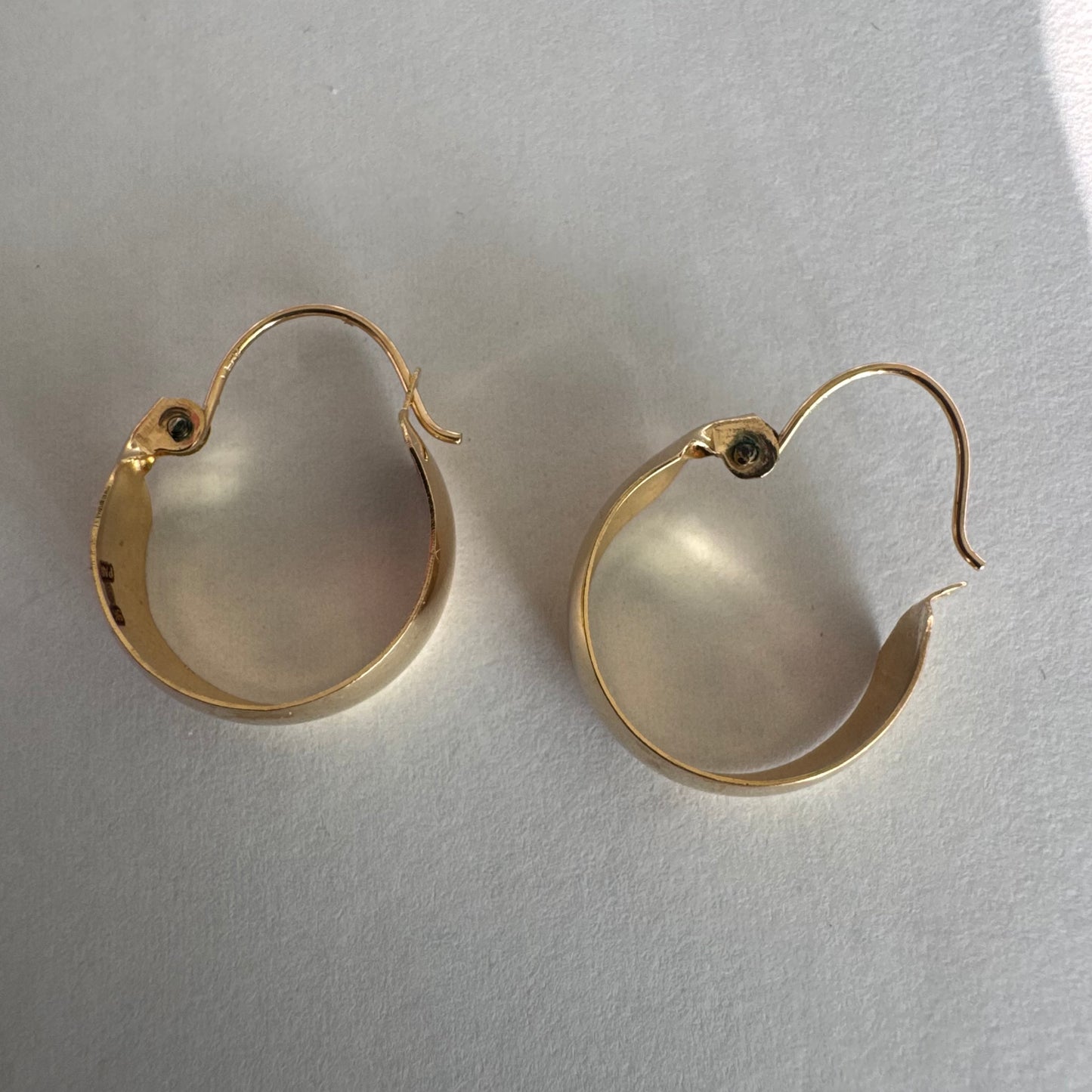 עגילי זהב צהוב 10 קראט חישוקים עבים וקלילים