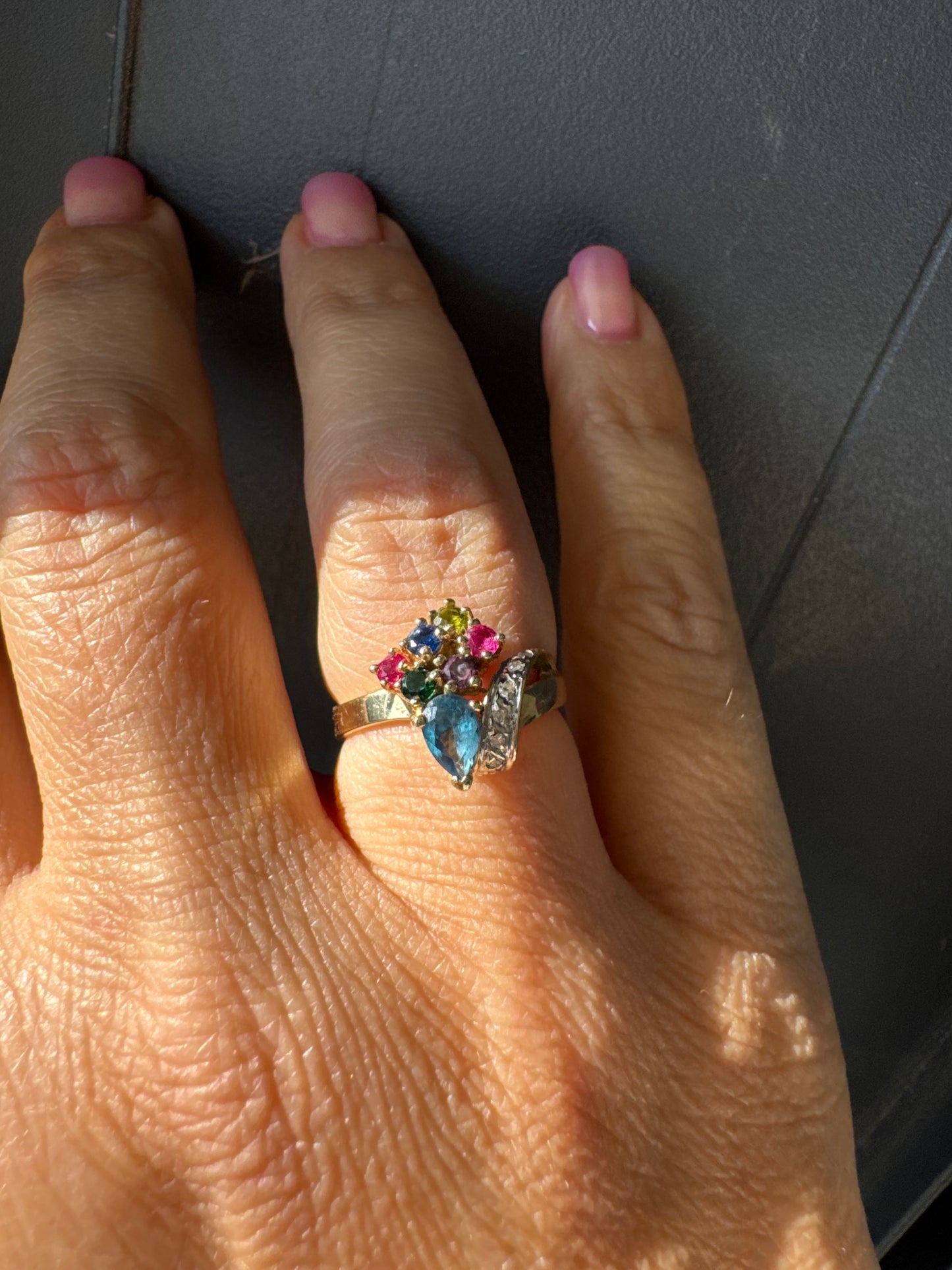 טבעת זהב צהוב 14 קראט משובצת שילוב אבני חן צבעוניות ויהלומים בעיצוב ייחודי.