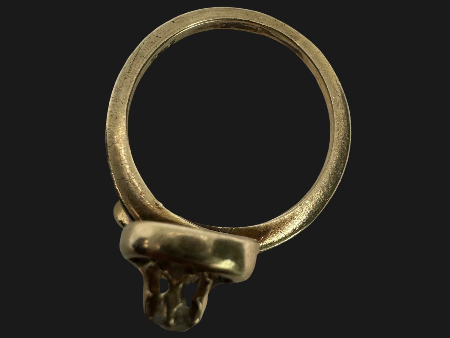 טבעת זהב צהוב 14 קראט משובצת יהלום מרכזי בעיצוב פיסולי וזורם.