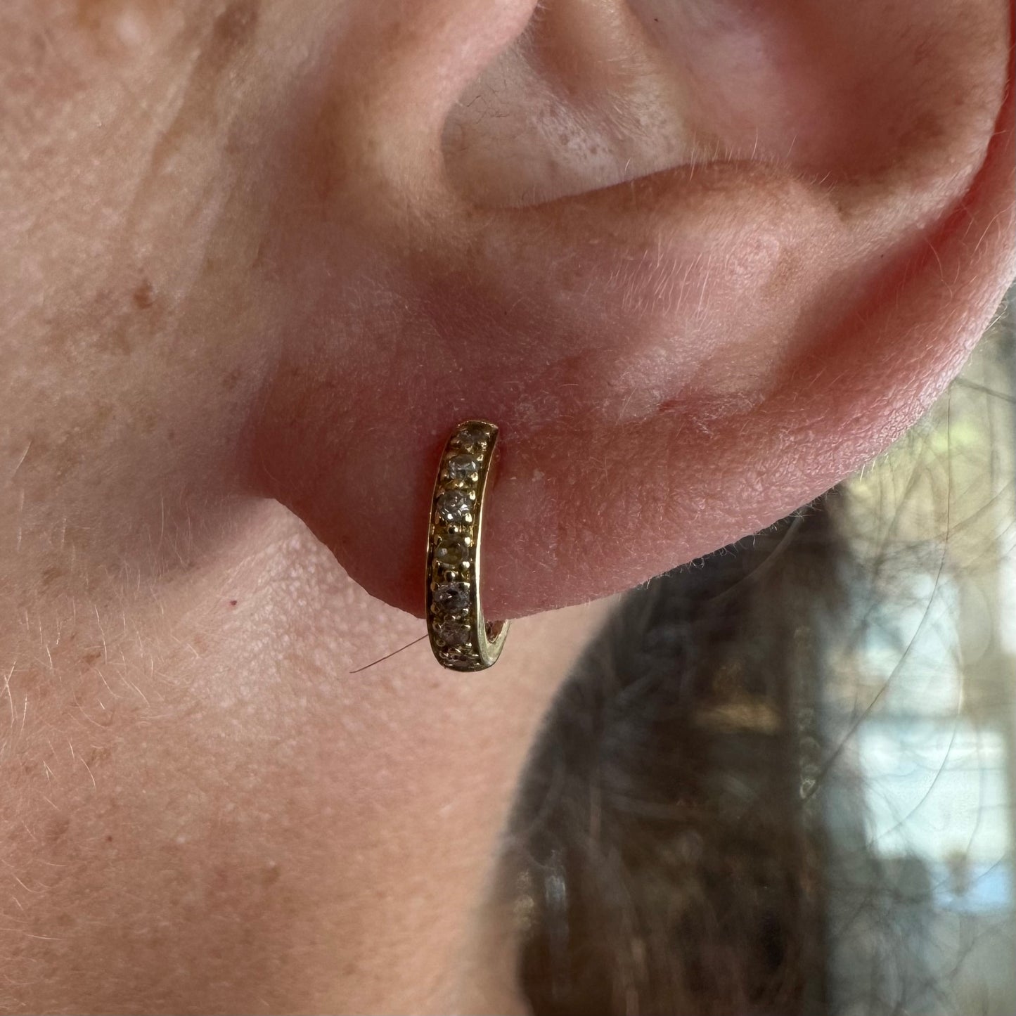 18K gold “Tous” hoop earrings set with Diamonds