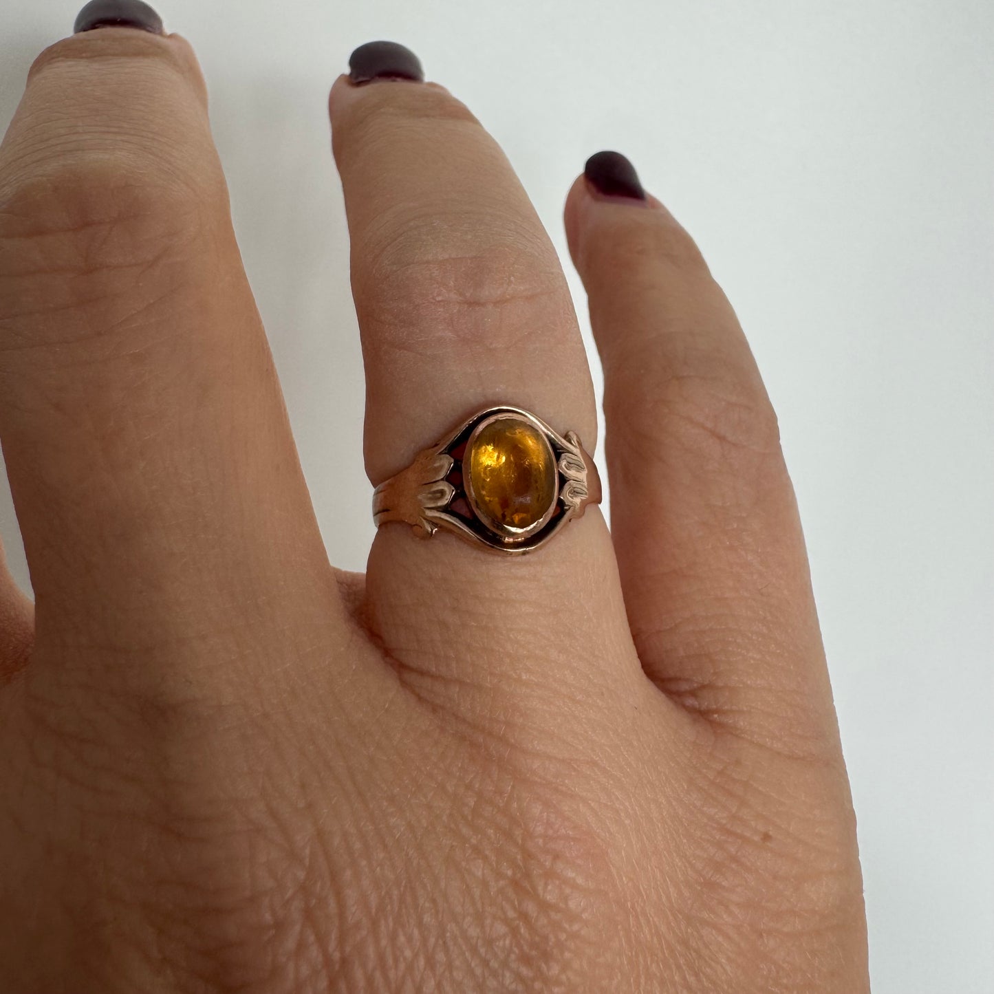 טבעת זהב צהוב 10 קראט משובצת אבן סיטרין בחיתוך קבושון אובלית בגוון דבש עמוק, עם שקיפות טבעית וברק חמים