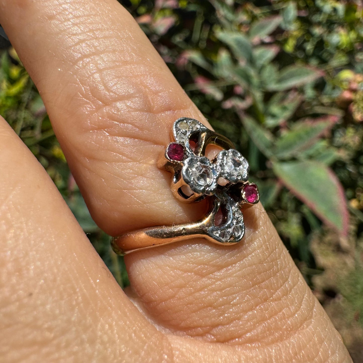 טבעת זהב אדום 18 קראט משובצת אבני רובי ויהלומים