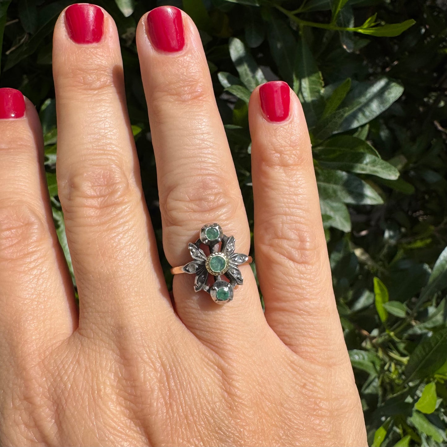 טבעת זהב צהוב ולבן 14 קראט משובצת אבני אמרלד ויהלומים