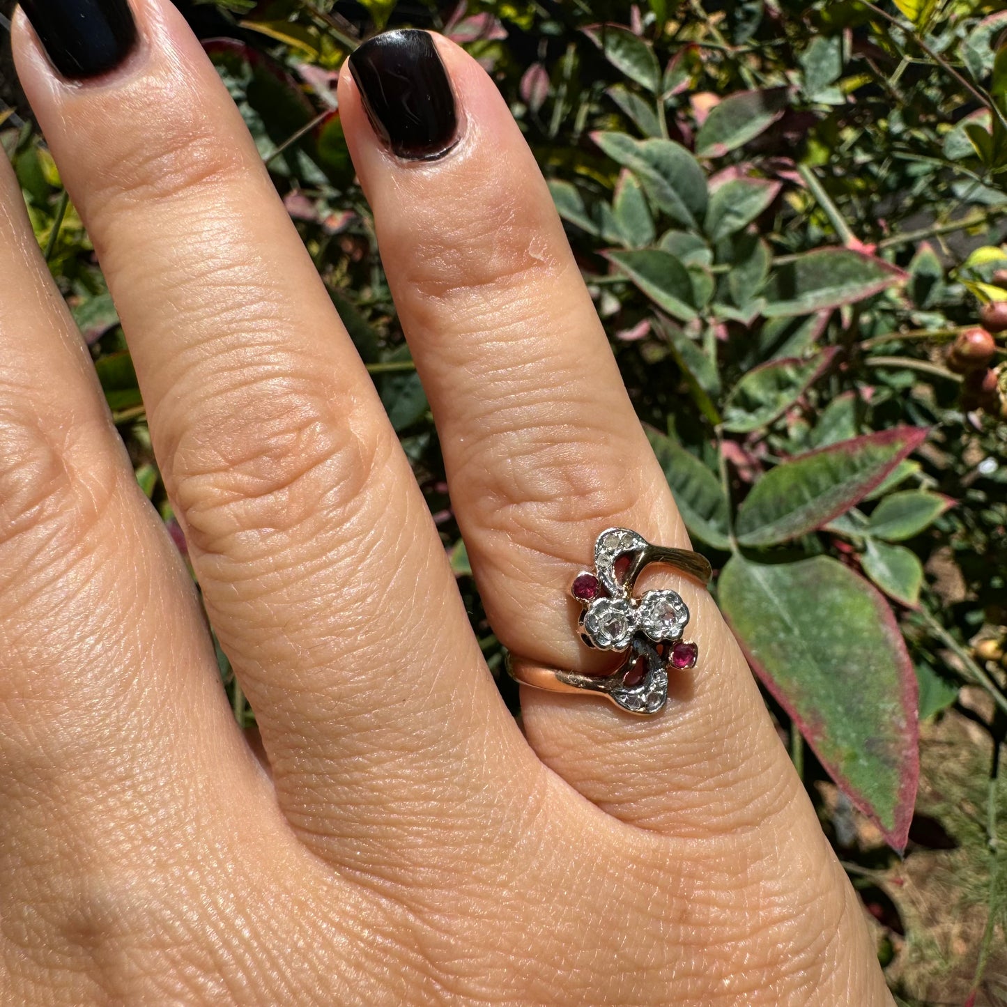 טבעת זהב אדום 18 קראט משובצת אבני רובי ויהלומים