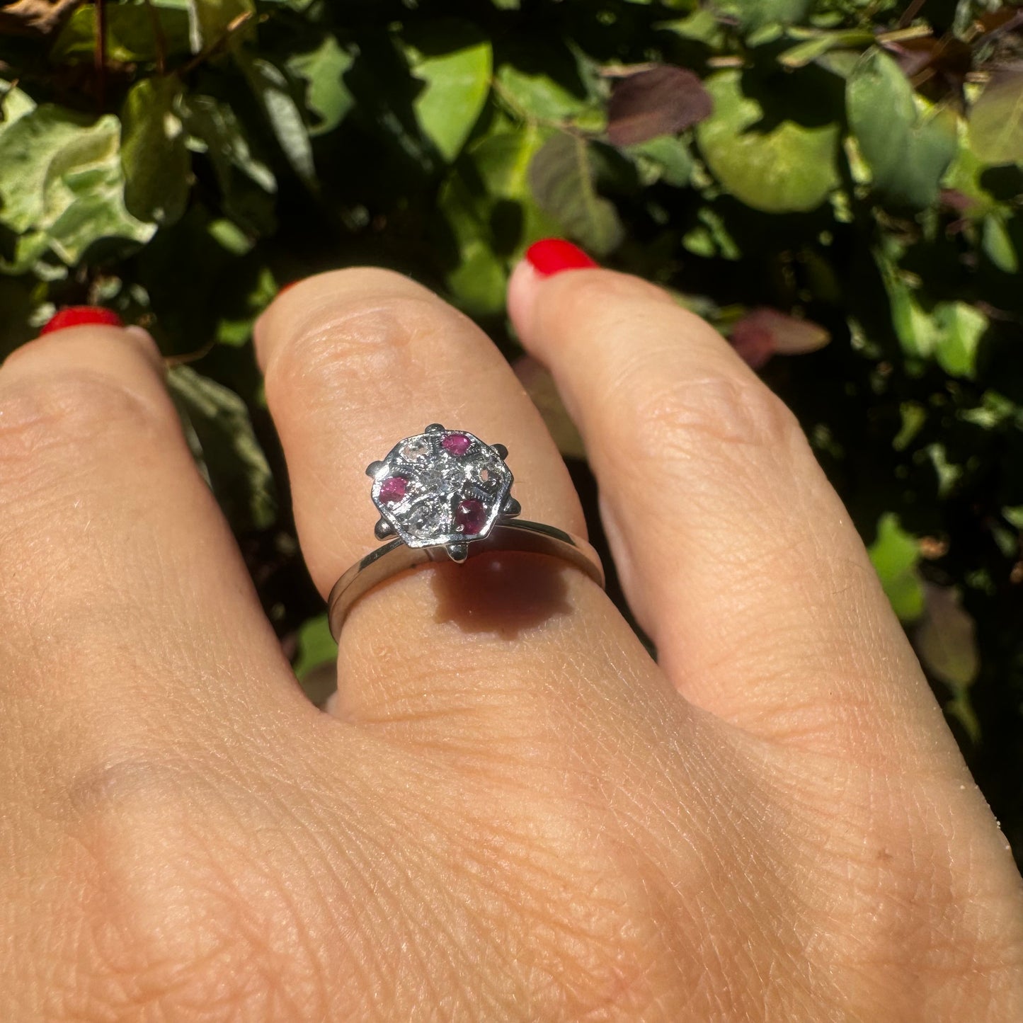 טבעת זהב לבן 14 קראט משובצת אבני רובי ויהלומים