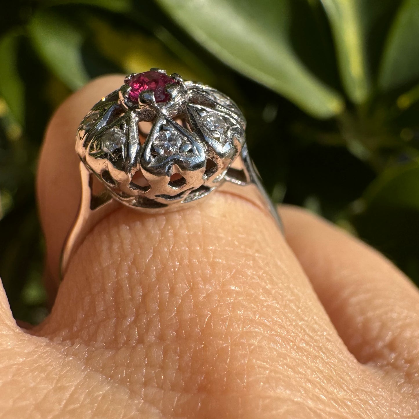 טבעת זהב לבן 14 קראט משובצת אבן רובי ויהלומים