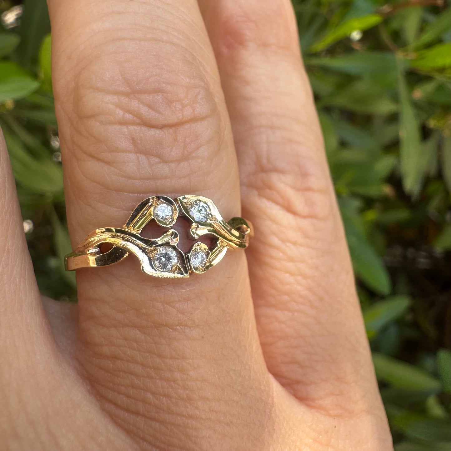 14K gold ring with an openwork design, adorned with 4 sparkling Diamonds