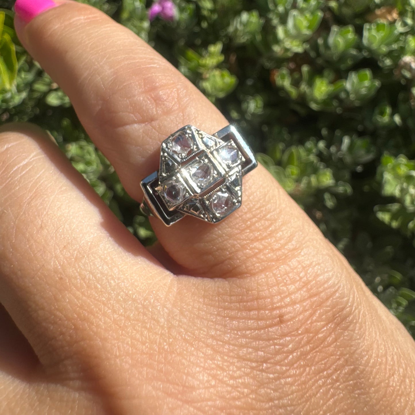 Art Deco ring in 18K gold, featuring a geometric design set with rose-cut Diamonds.