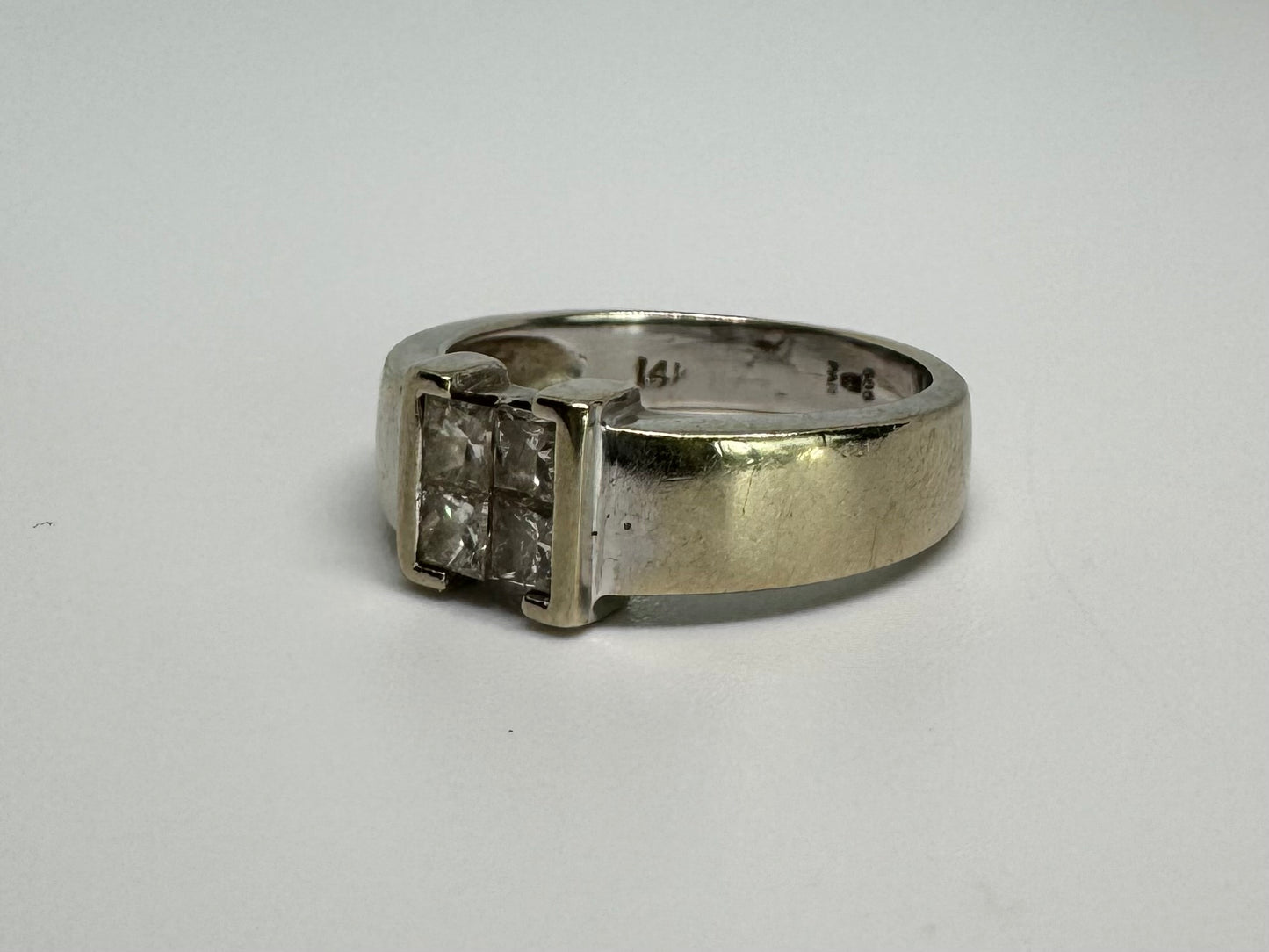 14K gold ring set with Diamonds