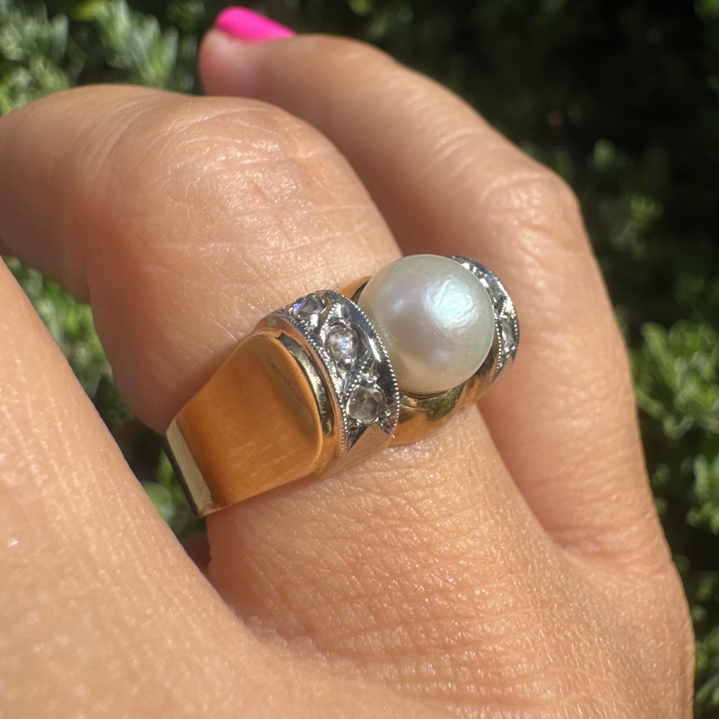 18K gold ring set with a central round Pearl & Diamonds.