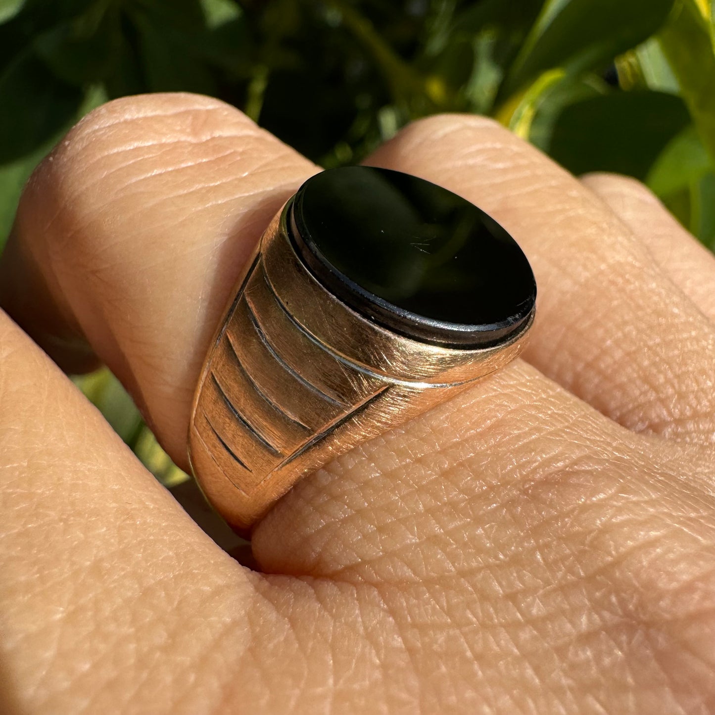 טבעת זהב אדום 14 קראט משובצת אבן אוניקס שחורה בחיתוך עגול