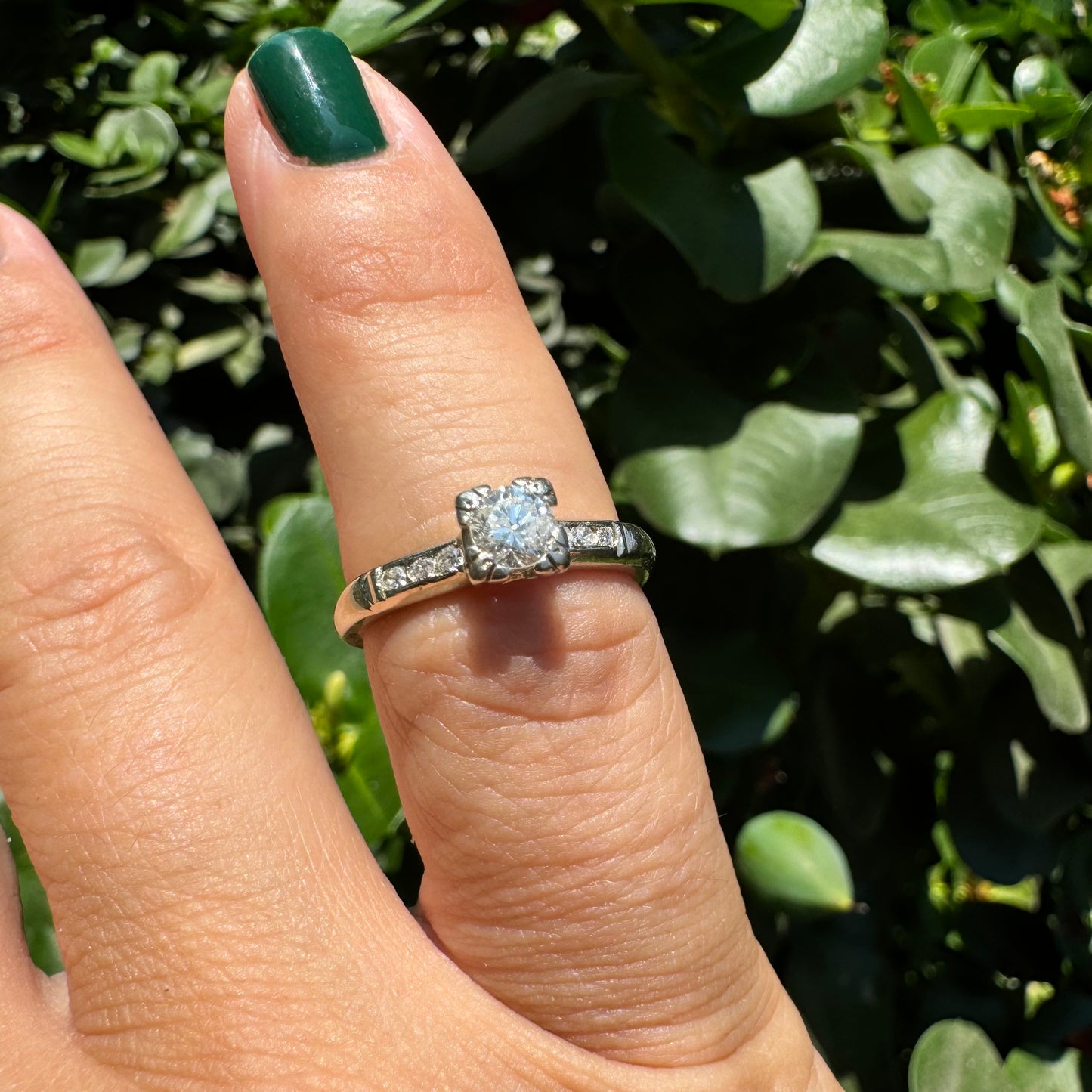 טבעת זהב לבן 14 קראט משובצת יהלום מרכזי ויהלומים בצדדים