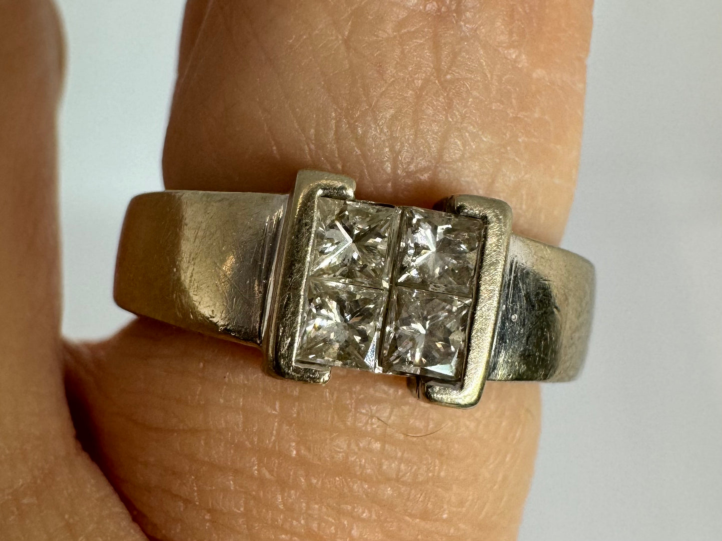 14K gold ring set with Diamonds