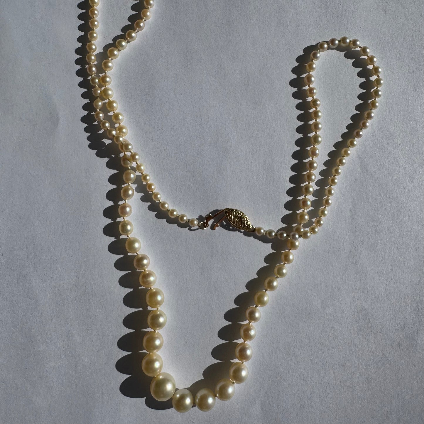  שרשרת פנינים מדורגת קלאסית בעלת סוגר זהב 14 קראט