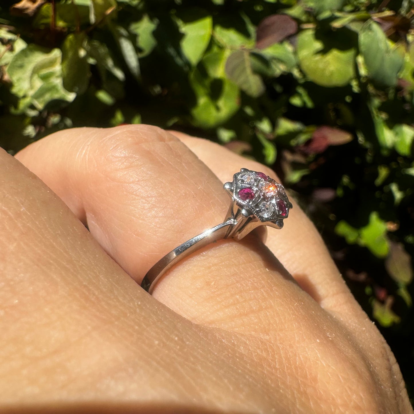 טבעת זהב לבן 14 קראט משובצת אבני רובי ויהלומים