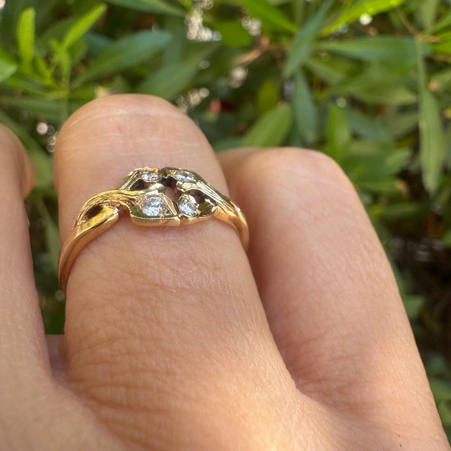 14K gold ring with an openwork design, adorned with 4 sparkling Diamonds