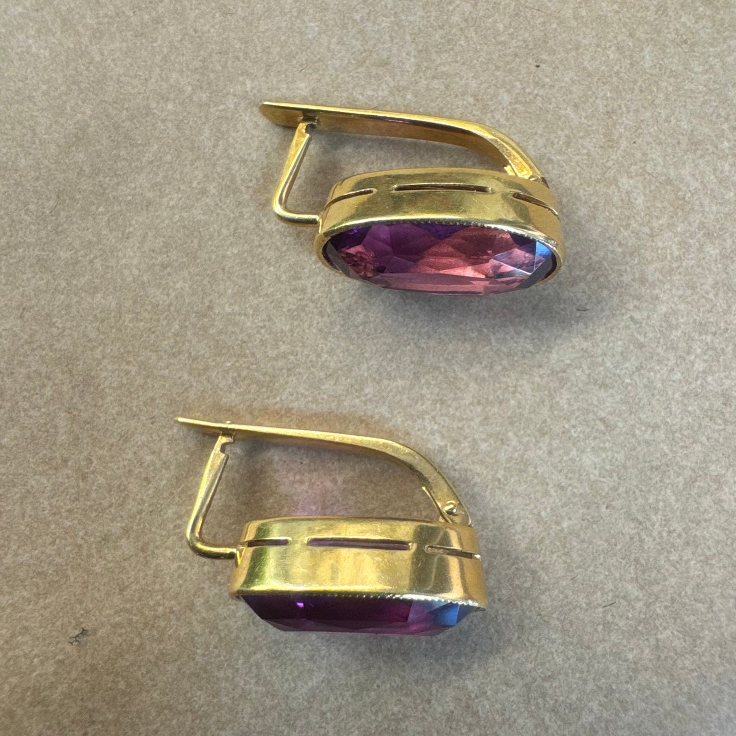 18K gold short drop earrings set with a deep oval-cut Amethyst