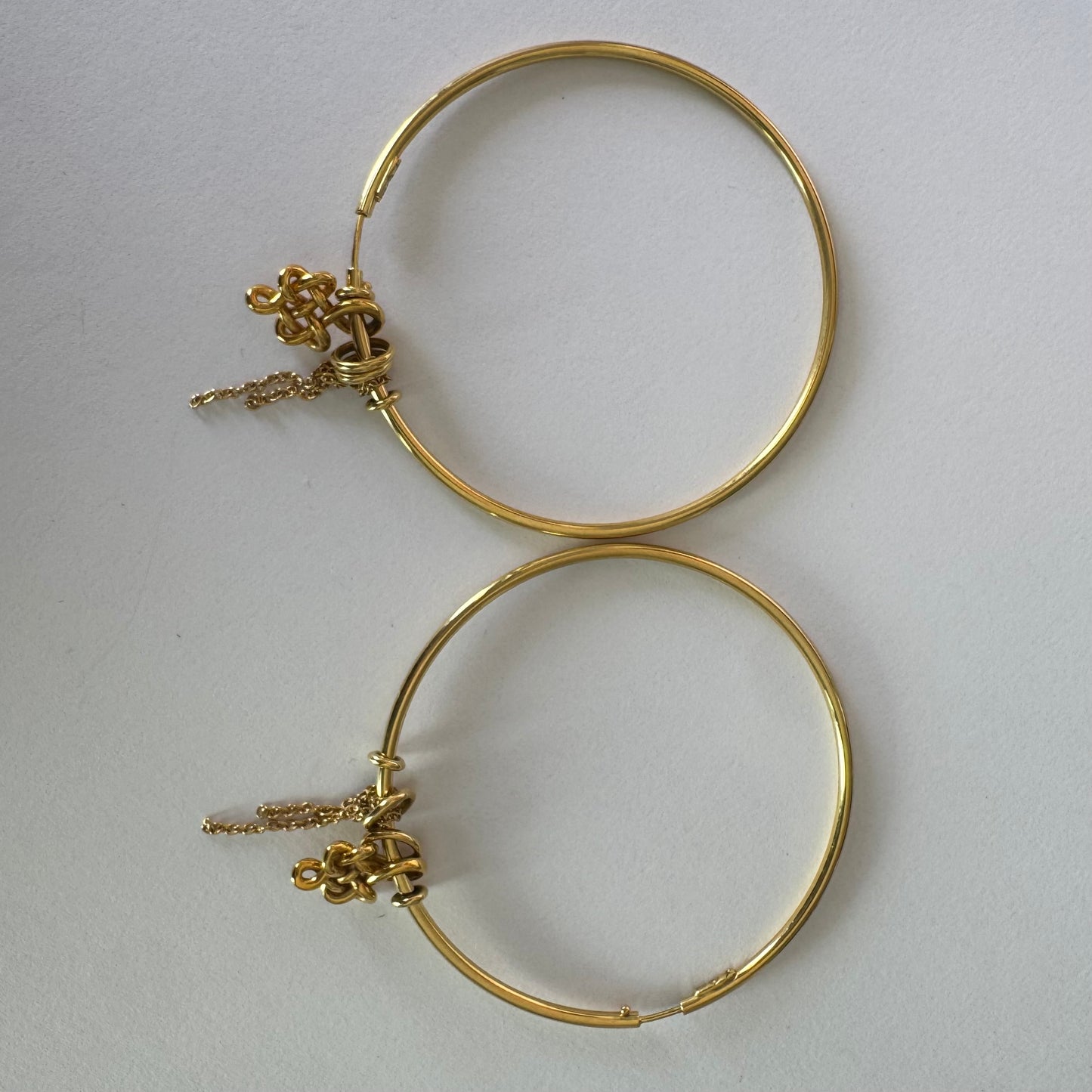 עגילי חישוק זהב 18 קראט של המותג H.Stern, עם תליוני זהב דקים ועדינים