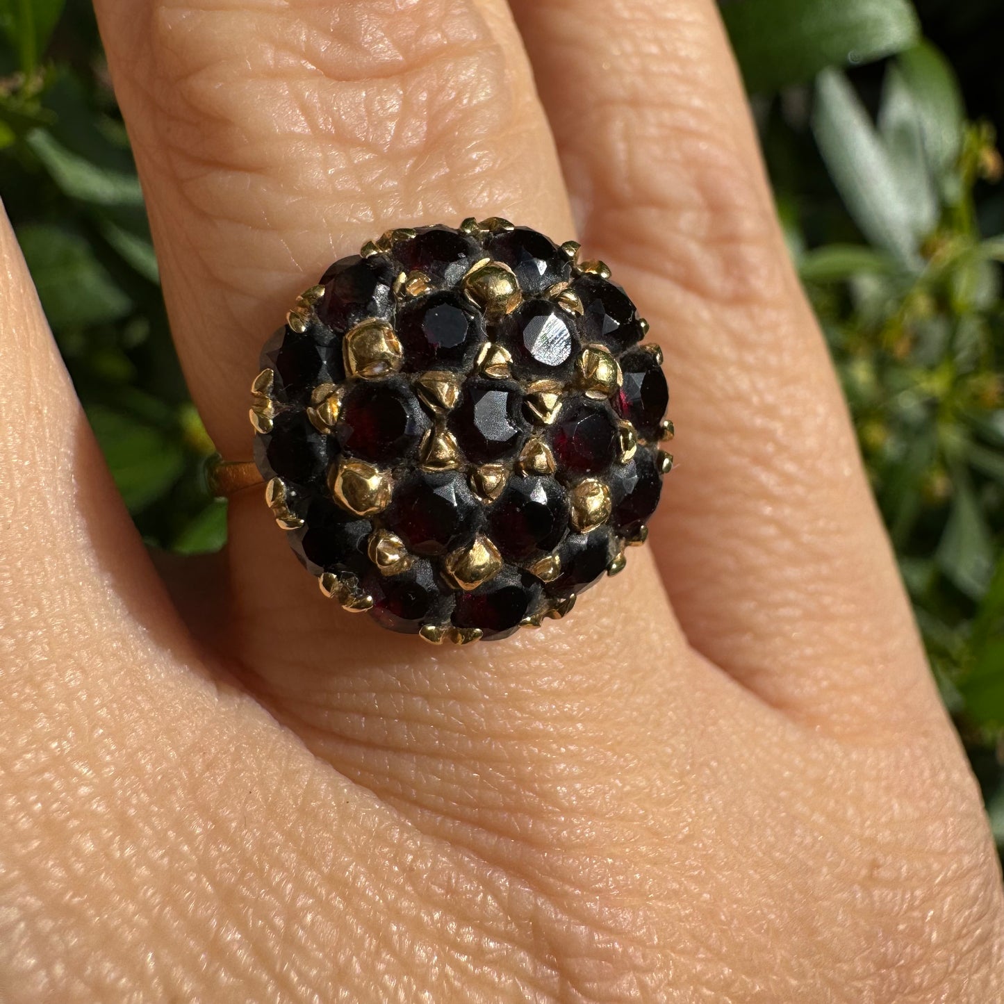 טבעת זהב צהוב 18 קראט משובצת אבני גרנט בצבע אדום-יין