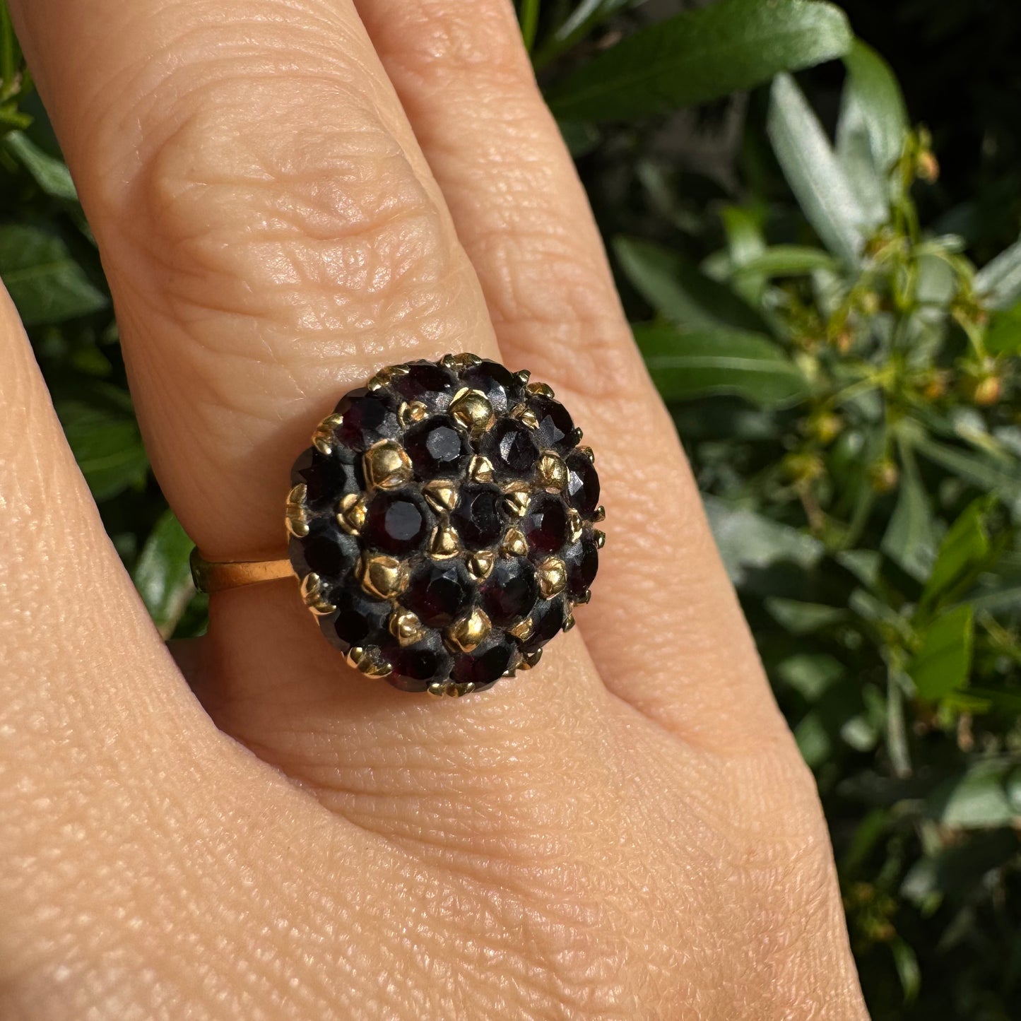טבעת זהב צהוב 18 קראט משובצת אבני גרנט בצבע אדום-יין
