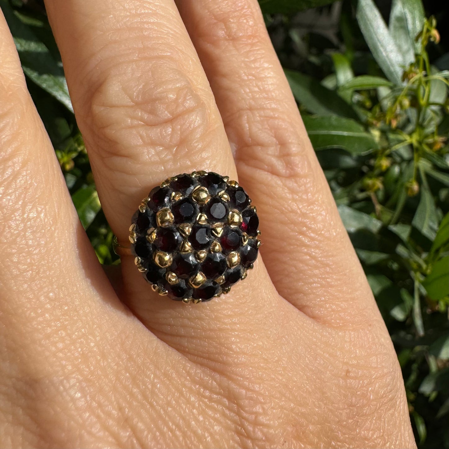 טבעת זהב צהוב 18 קראט משובצת אבני גרנט בצבע אדום-יין