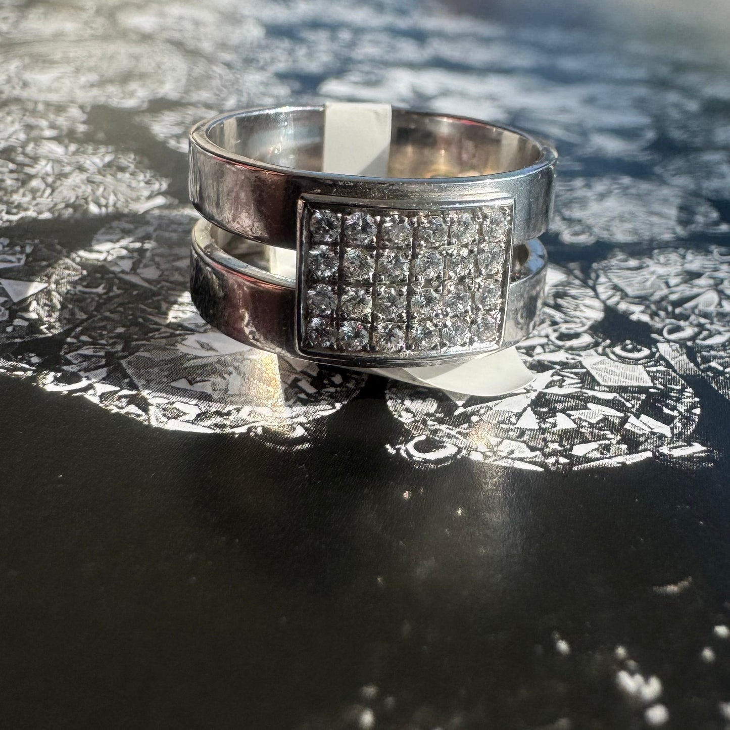 טבעת זהב לבן 18 קראט משובצת 24 יהלומים