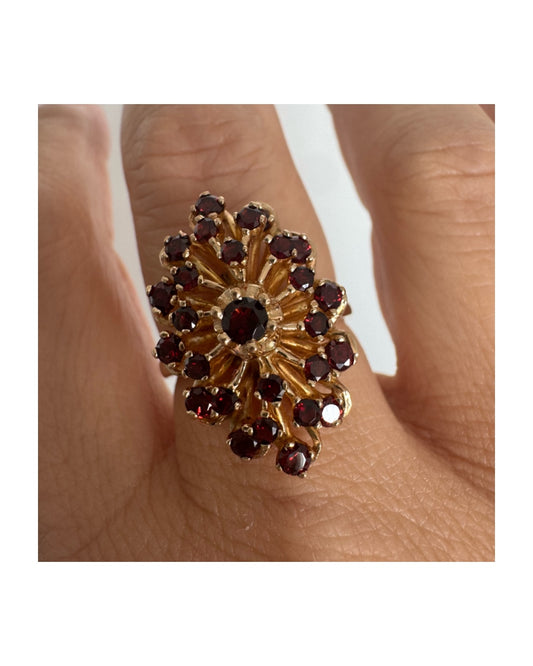 טבעת זהב צהוב 9 קראט משובצת אבני גרנט עמוקות בגוון אדום-בורדו.