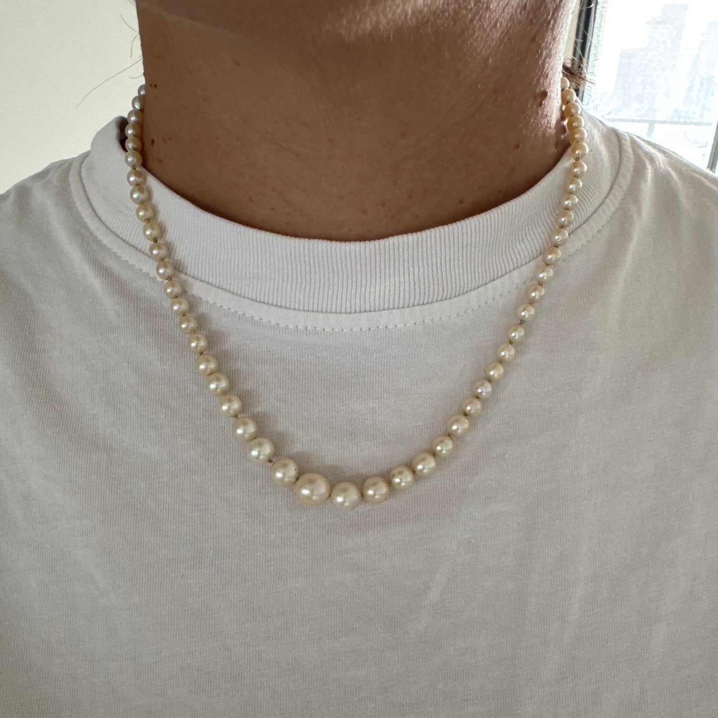 שרשרת פנינים קלאסית עם סוגר גאומטרי מזהב צהוב 14 קראט.