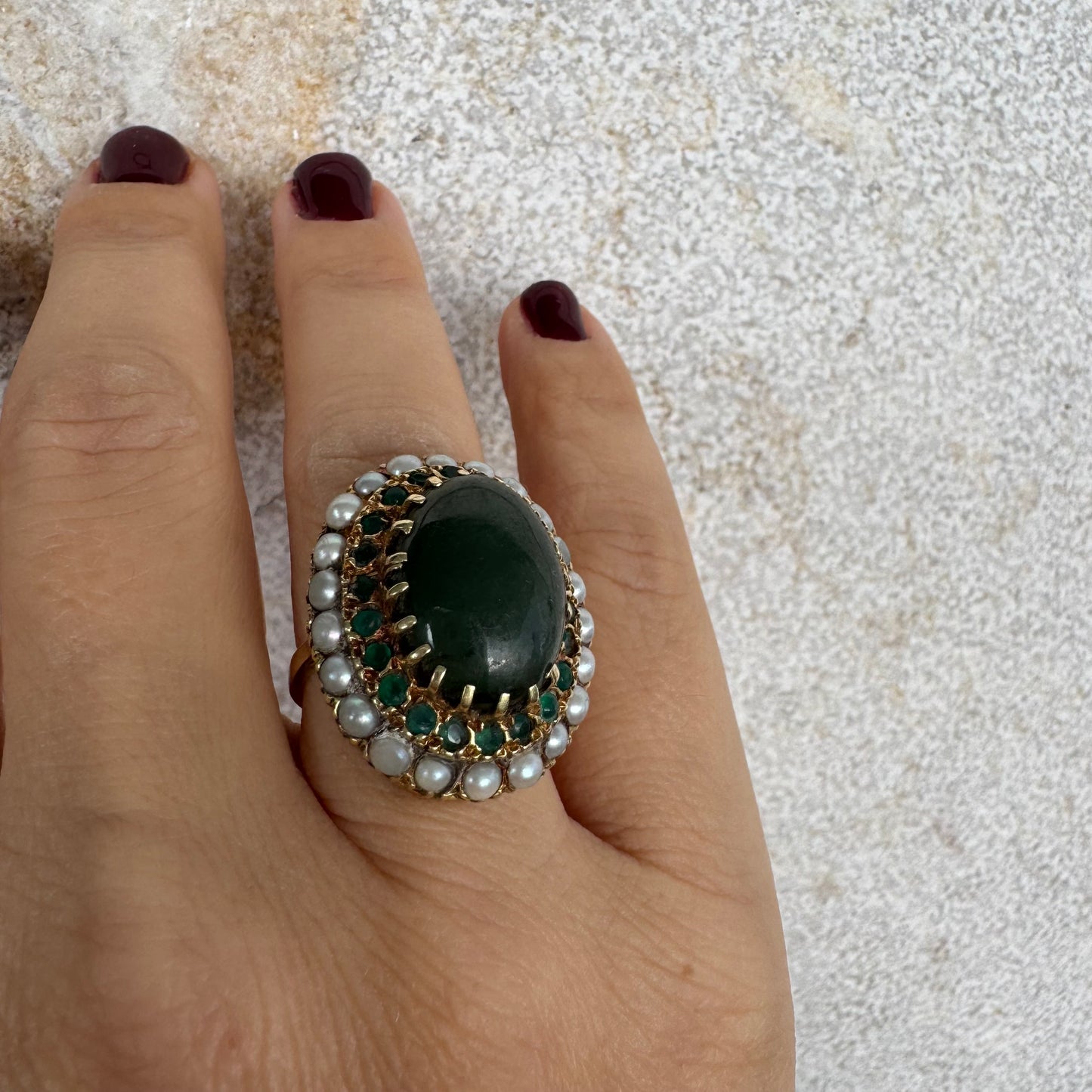 טבעת זהב צהוב 14 קראט משובצת אבן ג׳ייד (ירקן) בצבע ירוק, אבני אמרלד מסביב ופנינים