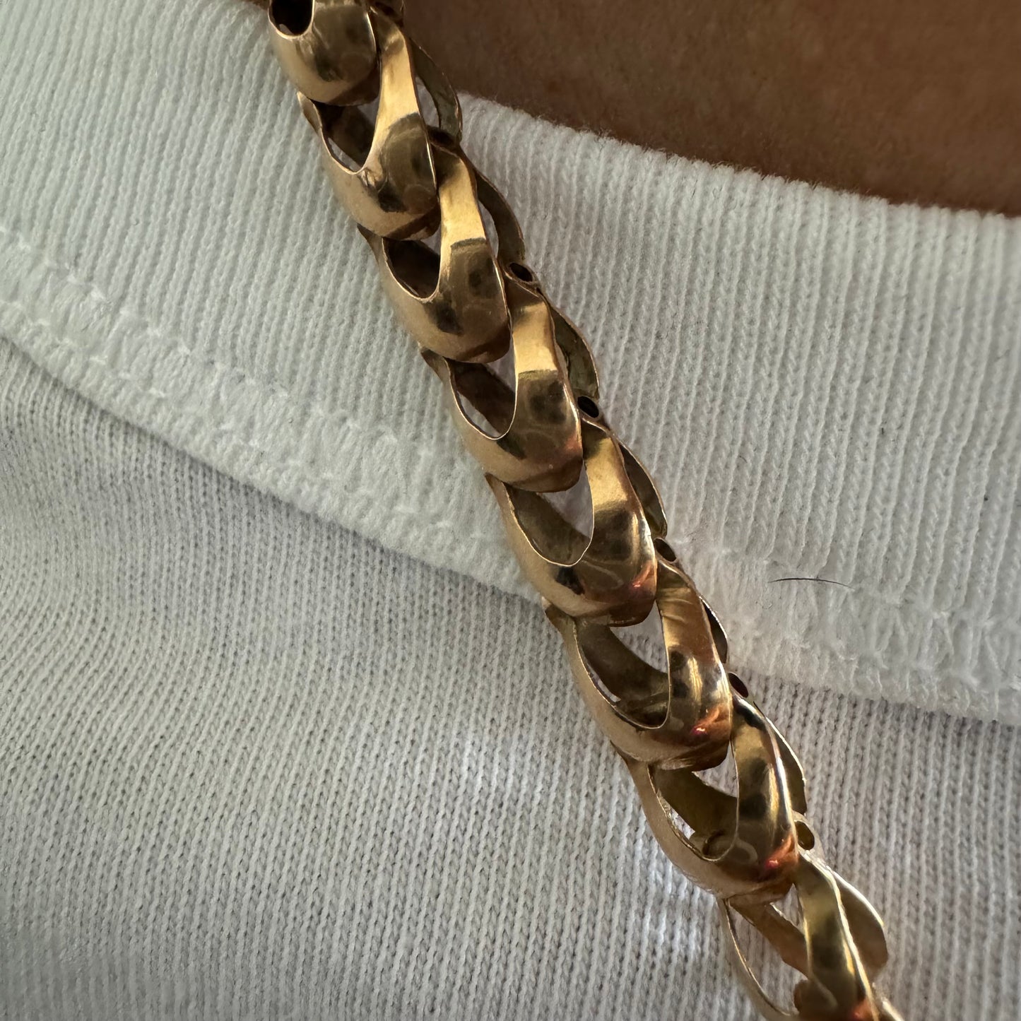 שרשרת זהב 14 קראט בעלת עיטור פלר דה ליס (Fleur-de-lis) אמנותי, המעוצב בקווים מעוגלים של עלי שושן בסגנון אר נובו.